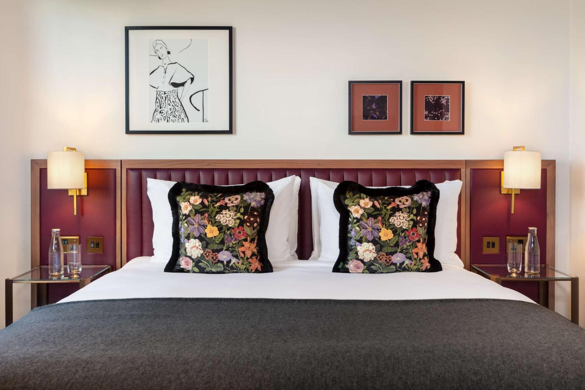 The May Fair, A Radisson Collection Hotel, Mayfair لندن المظهر الخارجي الصورة A bedroom at the hotel