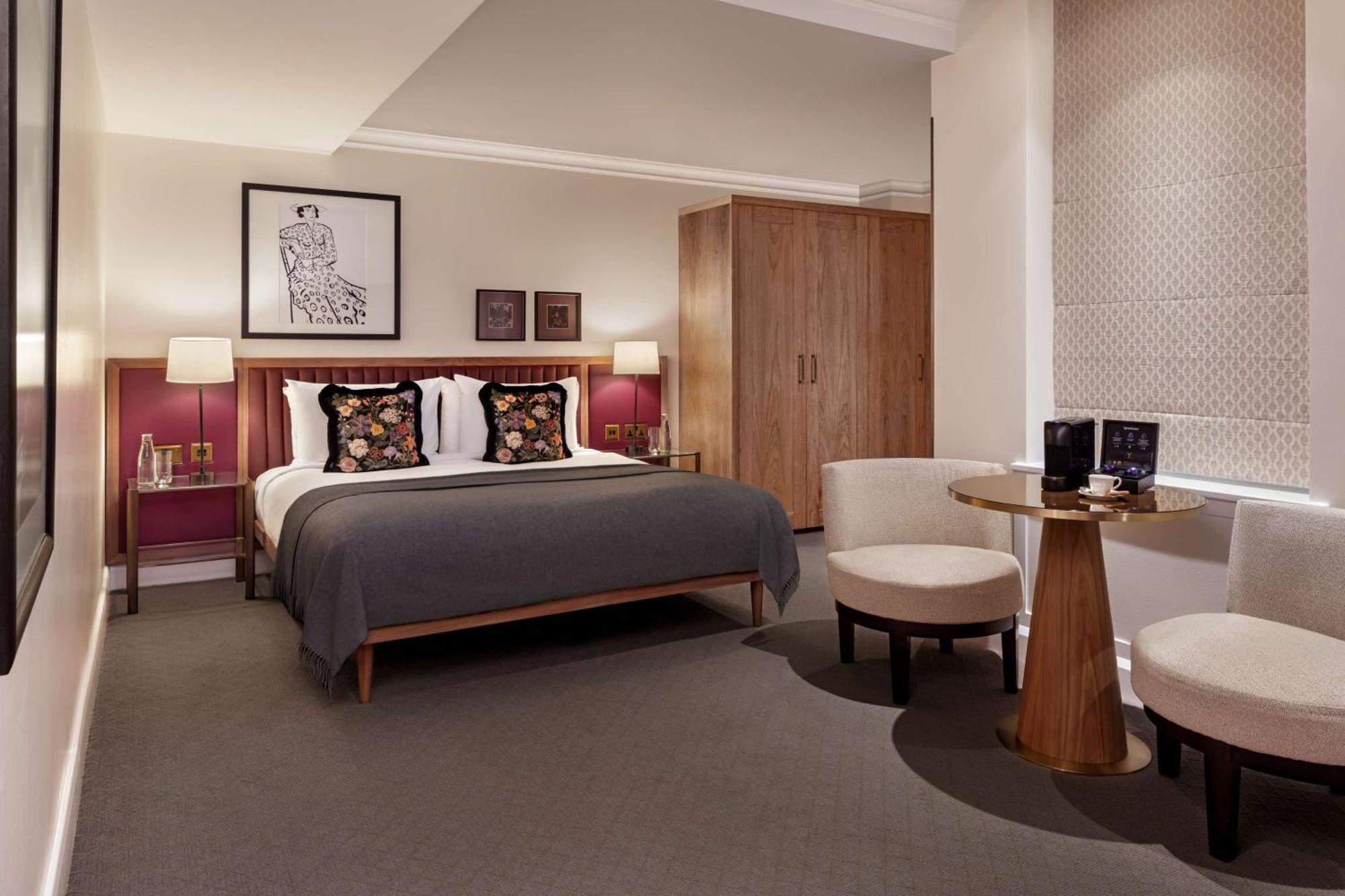 The May Fair, A Radisson Collection Hotel, Mayfair لندن المظهر الخارجي الصورة A bedroom at the hotel